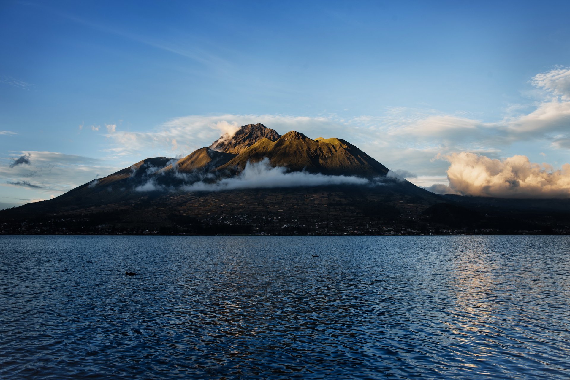 Lago San Pablo con el Volcán Imbabura al fondo