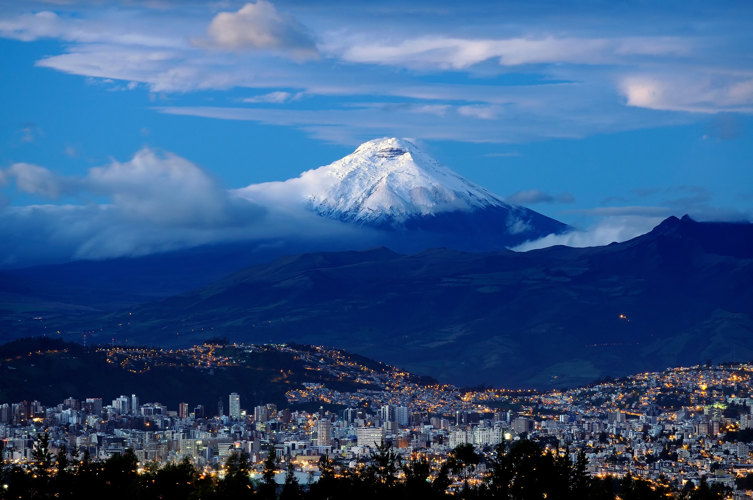 Quito colonial con los nevados de los Andes al fondo