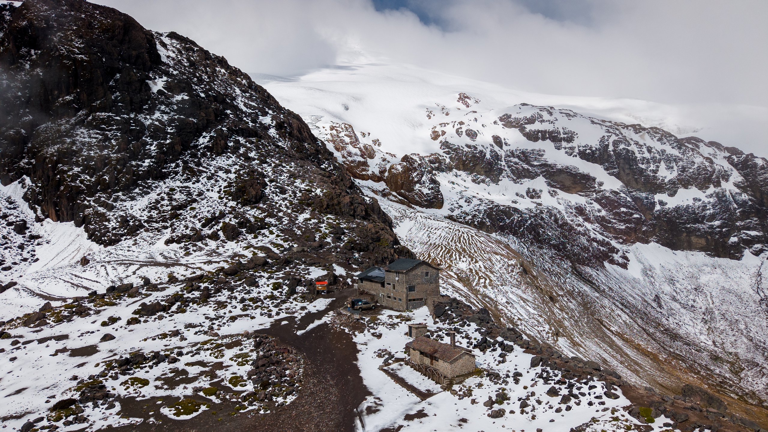 Refugio del Cayambe en la cara nevada del volcán