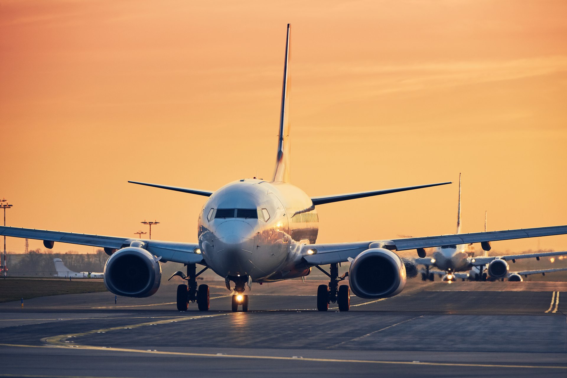 Avión en la pista al atardecer, regreso a Costa Rica