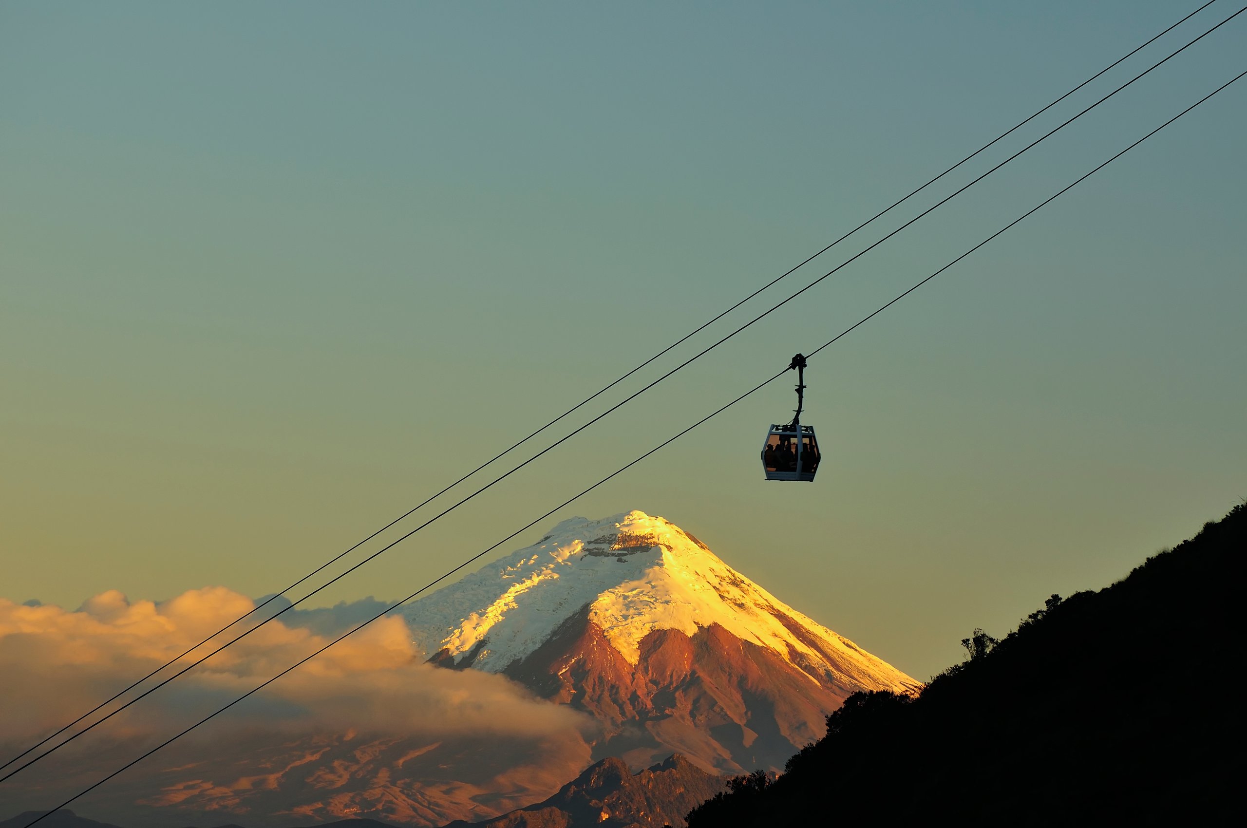 Teleférico de Quito con los nevados al fondo