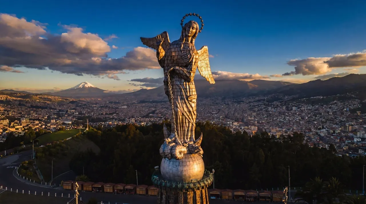 Virgen del Panecillo, mirador alado sobre Quito