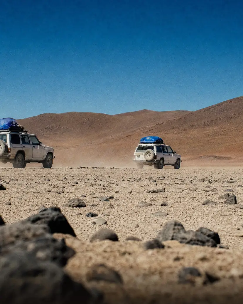 Desierto de Siloli con dos vehículos 4x4