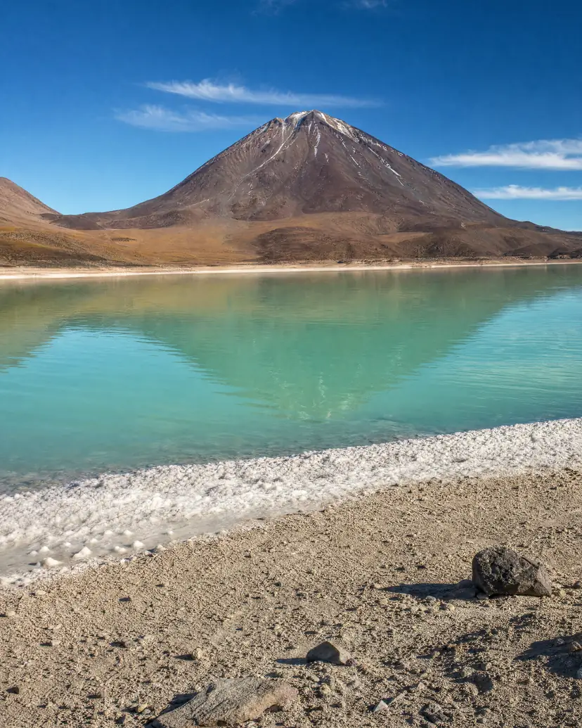 Laguna Verde al pie del volcán Licancabur