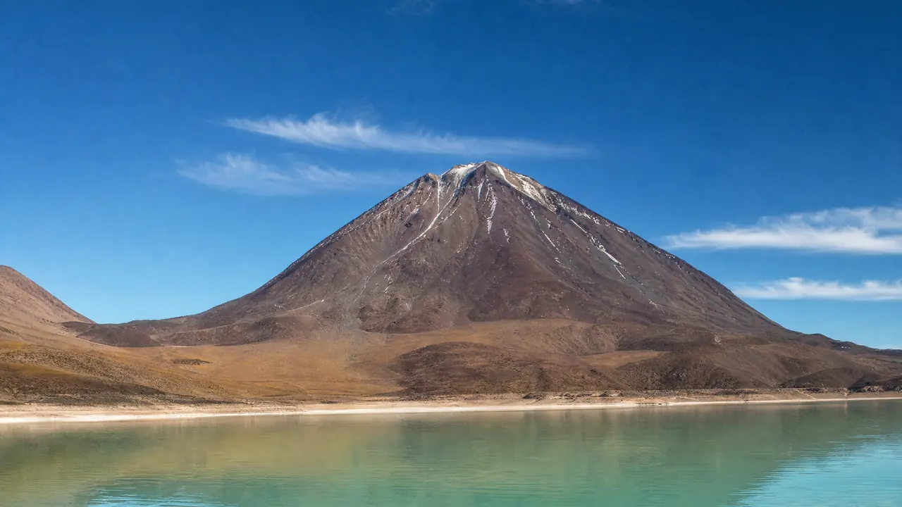 Laguna Verde al pie del volcán Licancabur