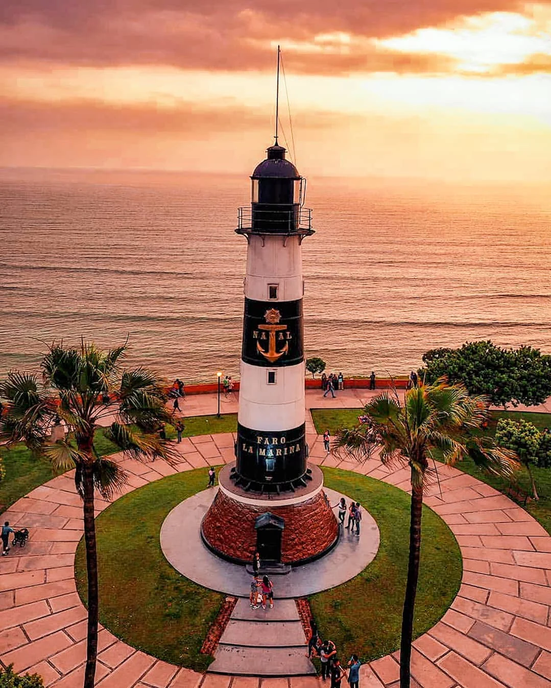 Faro de la Marina en el malecón de Miraflores, Lima, al atardecer