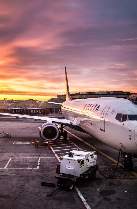 Avión Delta en pista al atardecer durante el vuelo de regreso a Costa Rica