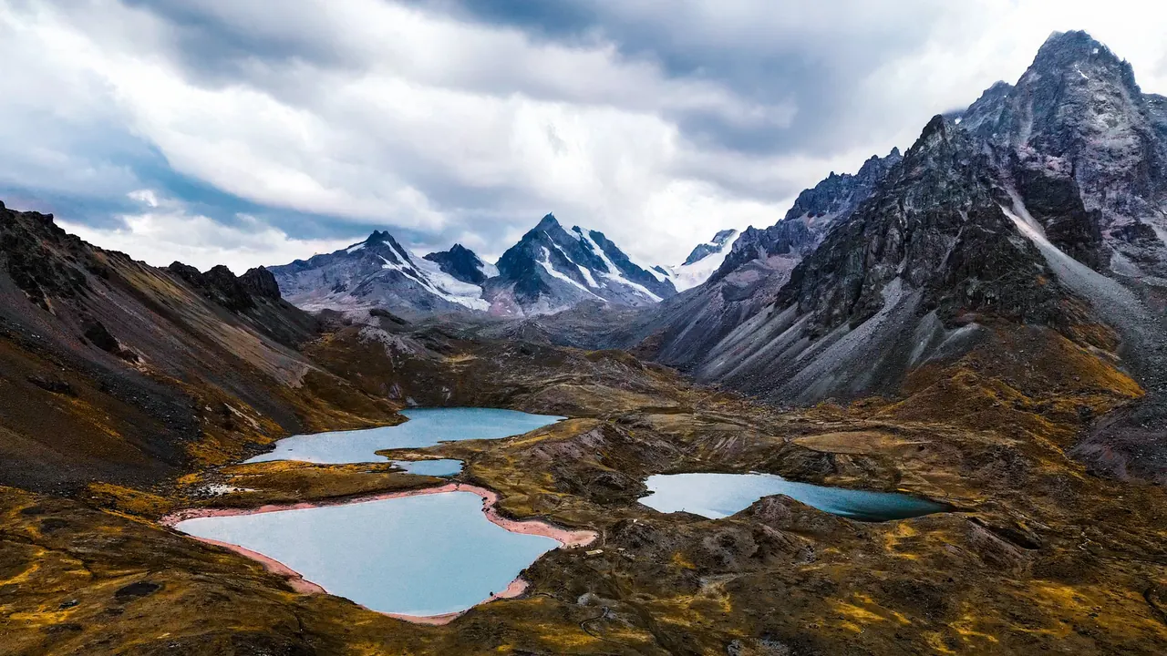 Vista aérea con drone de las 7 Lagunas de Ausangate, nevado Ausangate al fondo