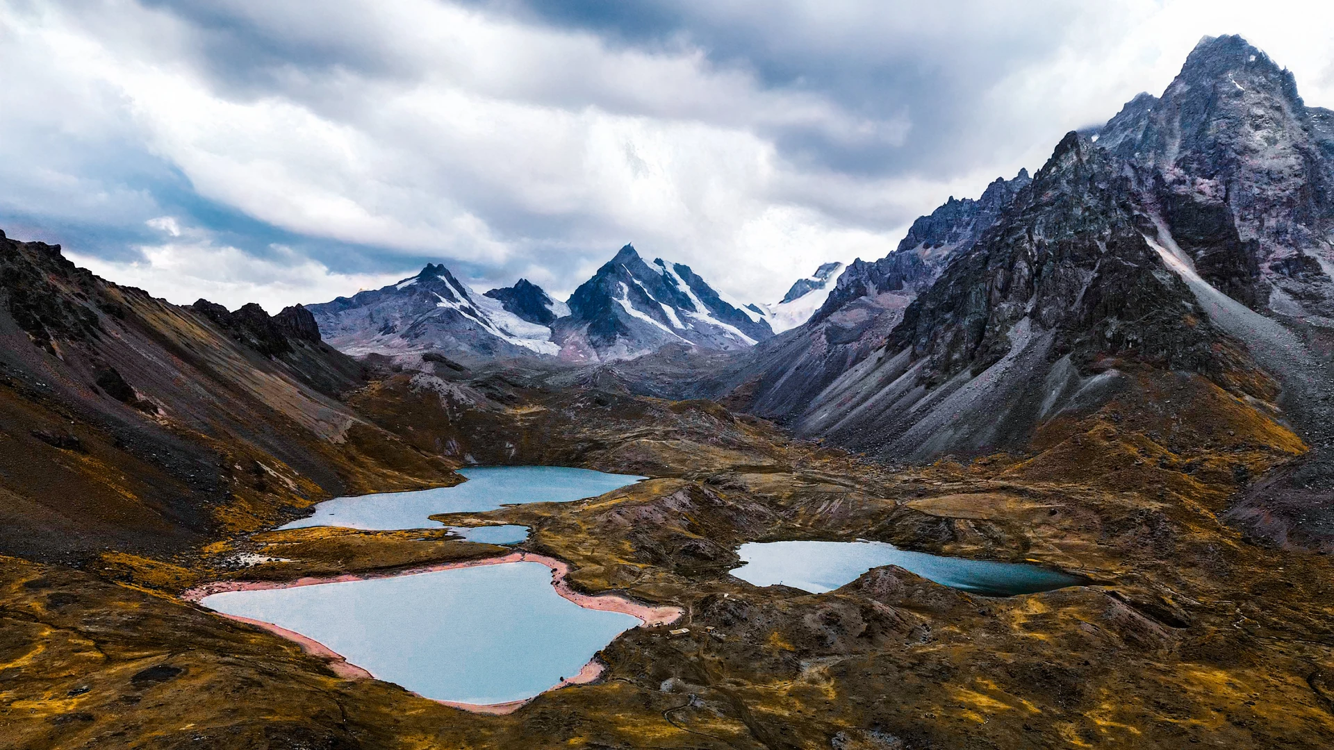 Vista aérea con drone de las 7 Lagunas de Ausangate, nevado Ausangate al fondo
