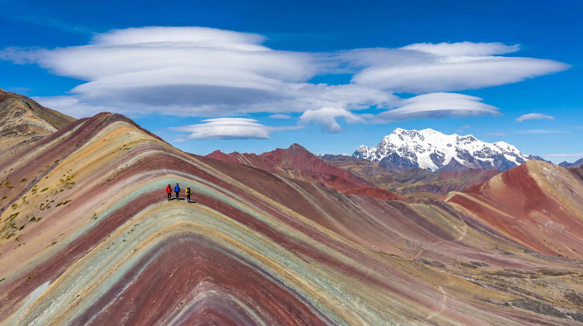 Excursionistas en la cima de la Montaña 7 Colores de Vinicunca