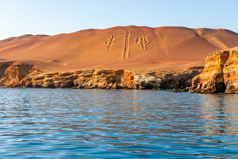 Geoglifo del Candelabro de Paracas sobre la ladera frente al mar