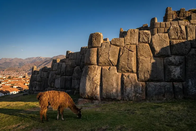 Fortaleza inca de Sacsayhuamán con sus muros megalíticos y vista a Cusco